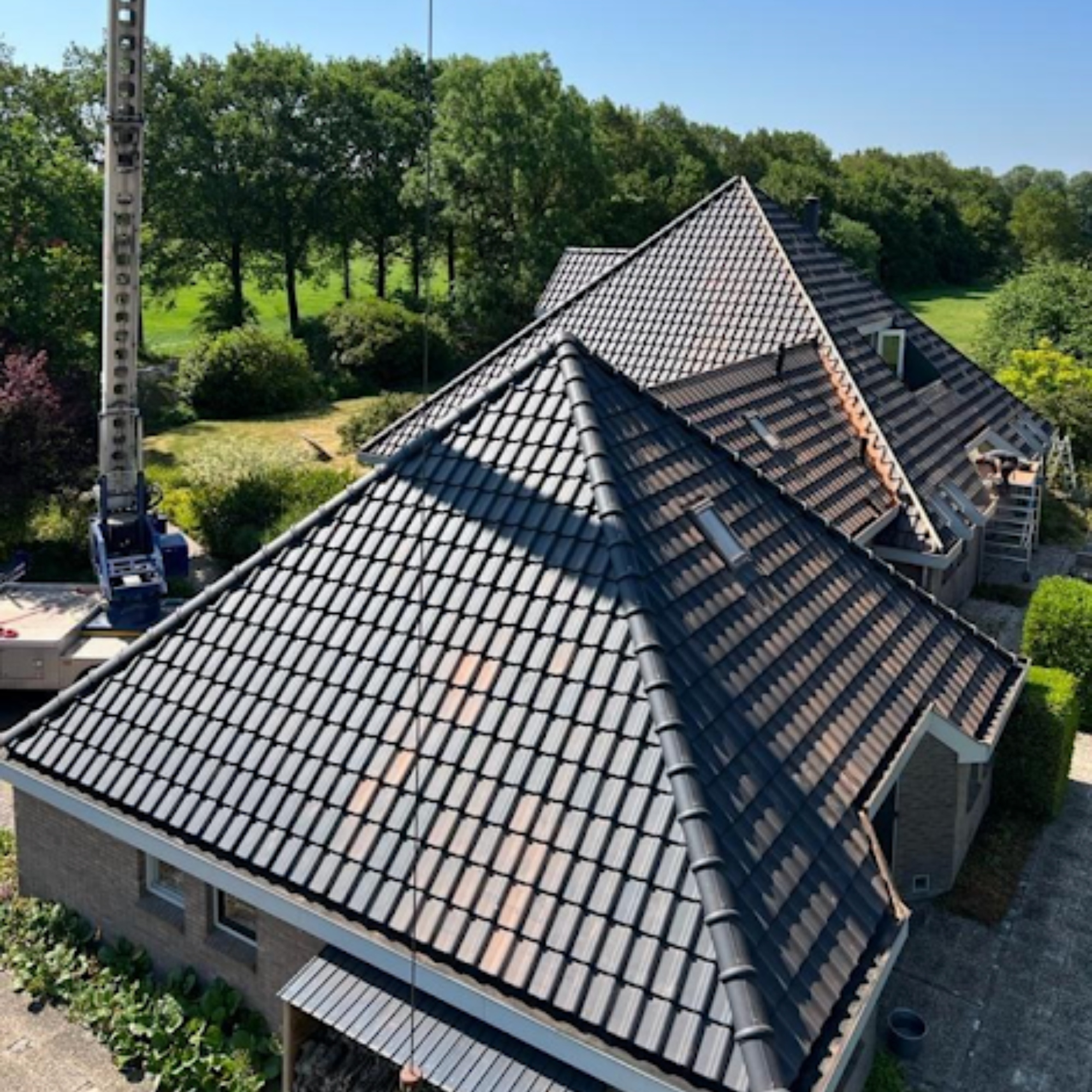 Vue drone toiture rénovée à Mons